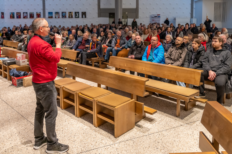 Michael Golla führt in der vollen Kirche durchs Programm.