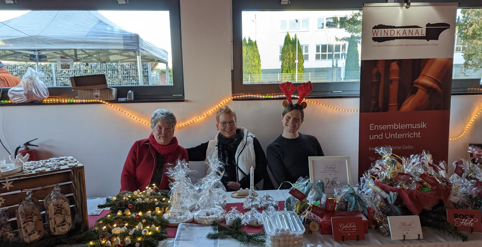 Unser Stand beim Adventsbasar in der Laubke. Wir haben Plätzchen gebacken, unsere Nachbarin Christiane wundervolle Gipsdekorationen angefertigt.