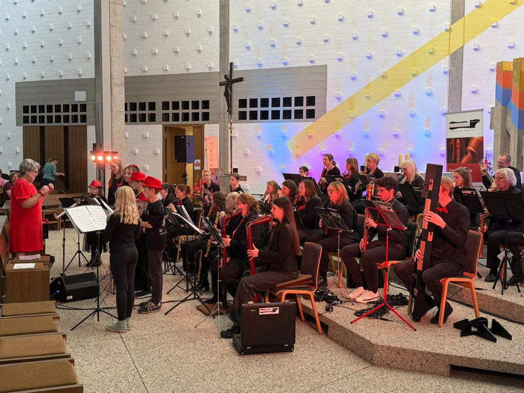 Musikalische Leitung Sabine Golla vor dem großen Orchester